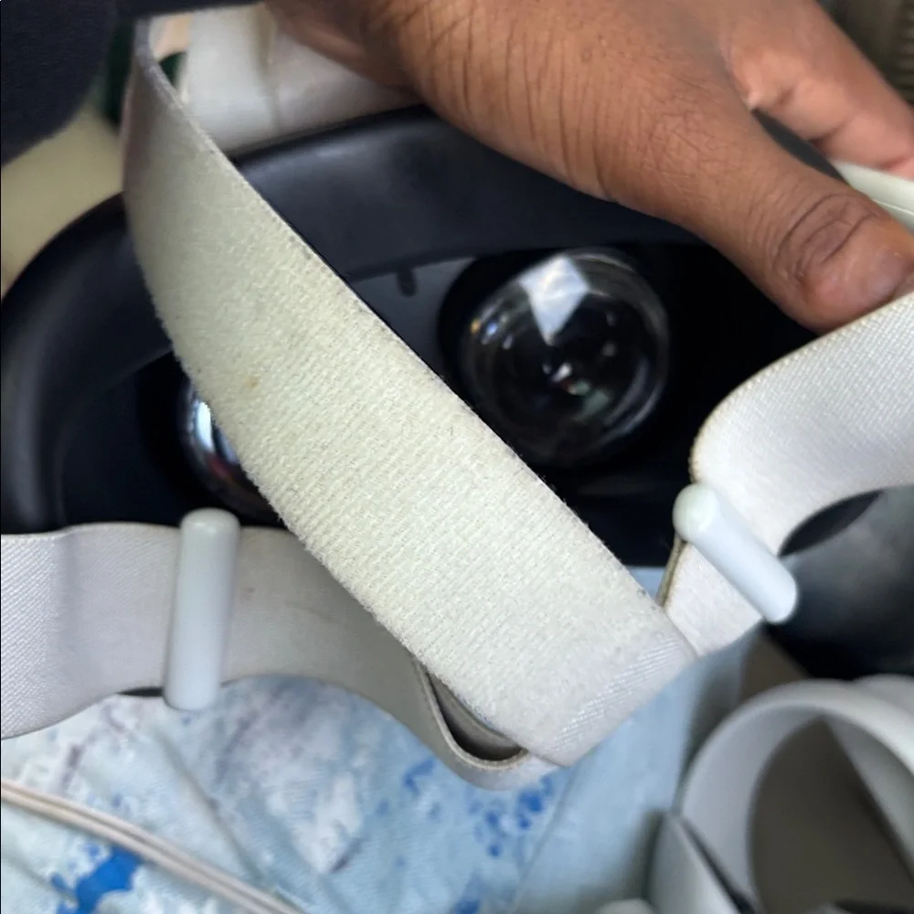 Oculus White VR Headset